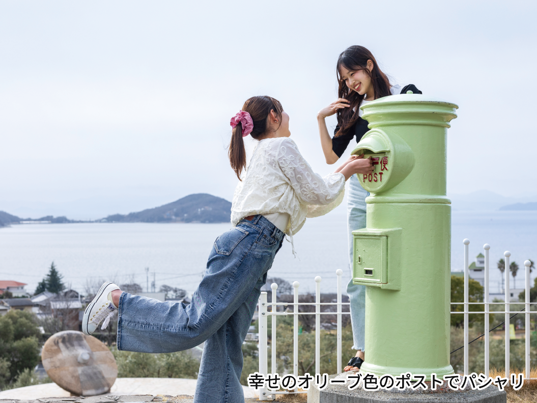 幸せのオリーブ色のポストでパシャリ